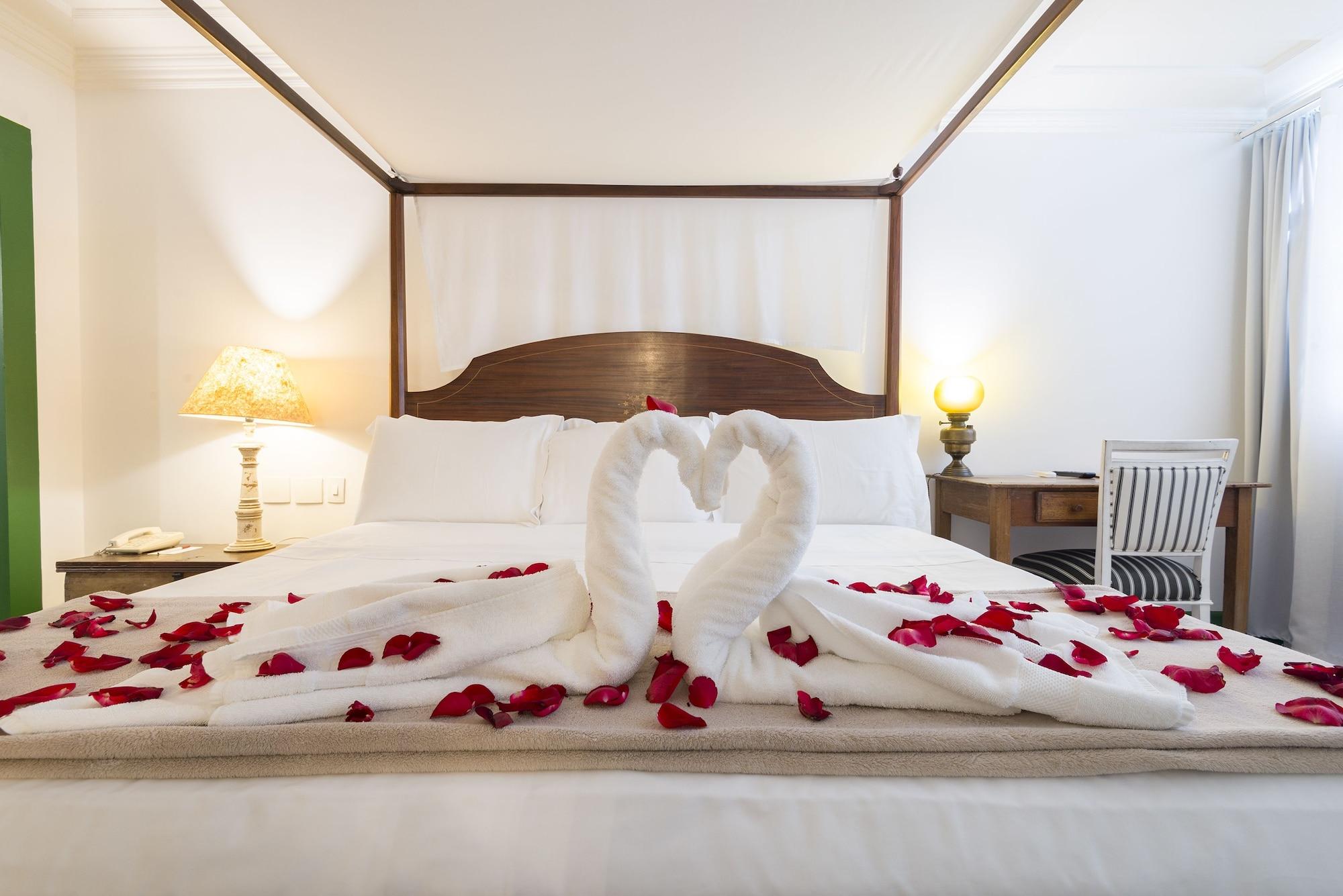 Hotel Solar Do Rosario Оро Прето Екстериор снимка A bed with rose petals
