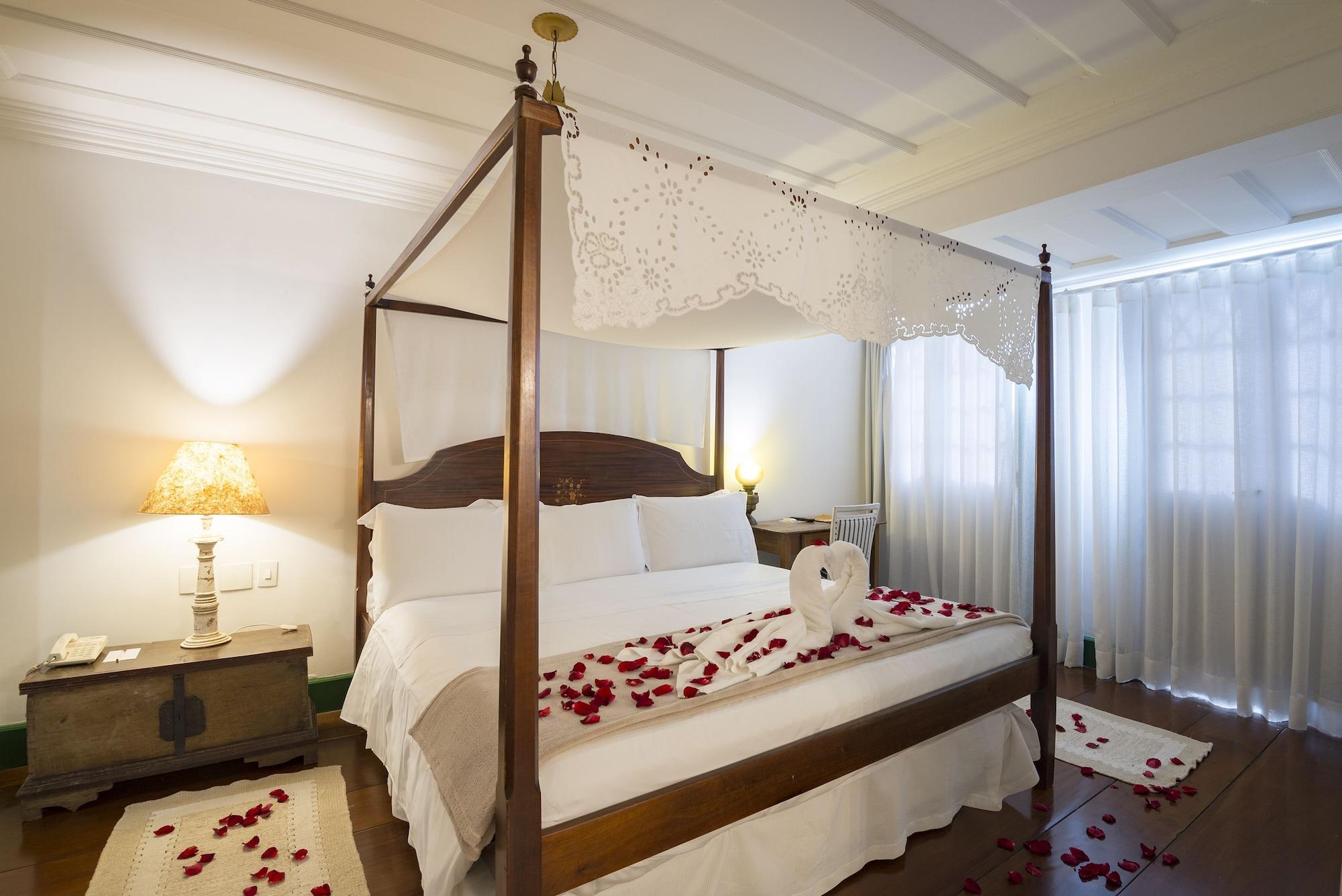 Hotel Solar Do Rosario Оро Прето Екстериор снимка A four-poster bed
