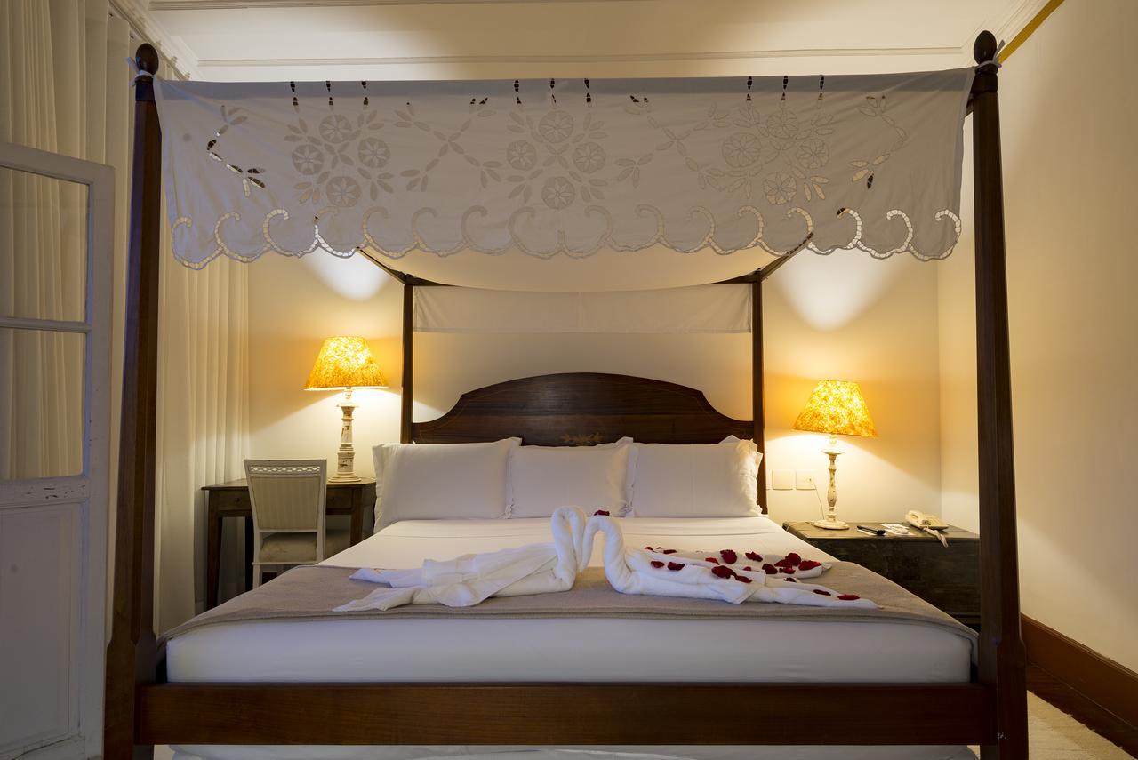 Hotel Solar Do Rosario Оро Прето Екстериор снимка A four-poster bed