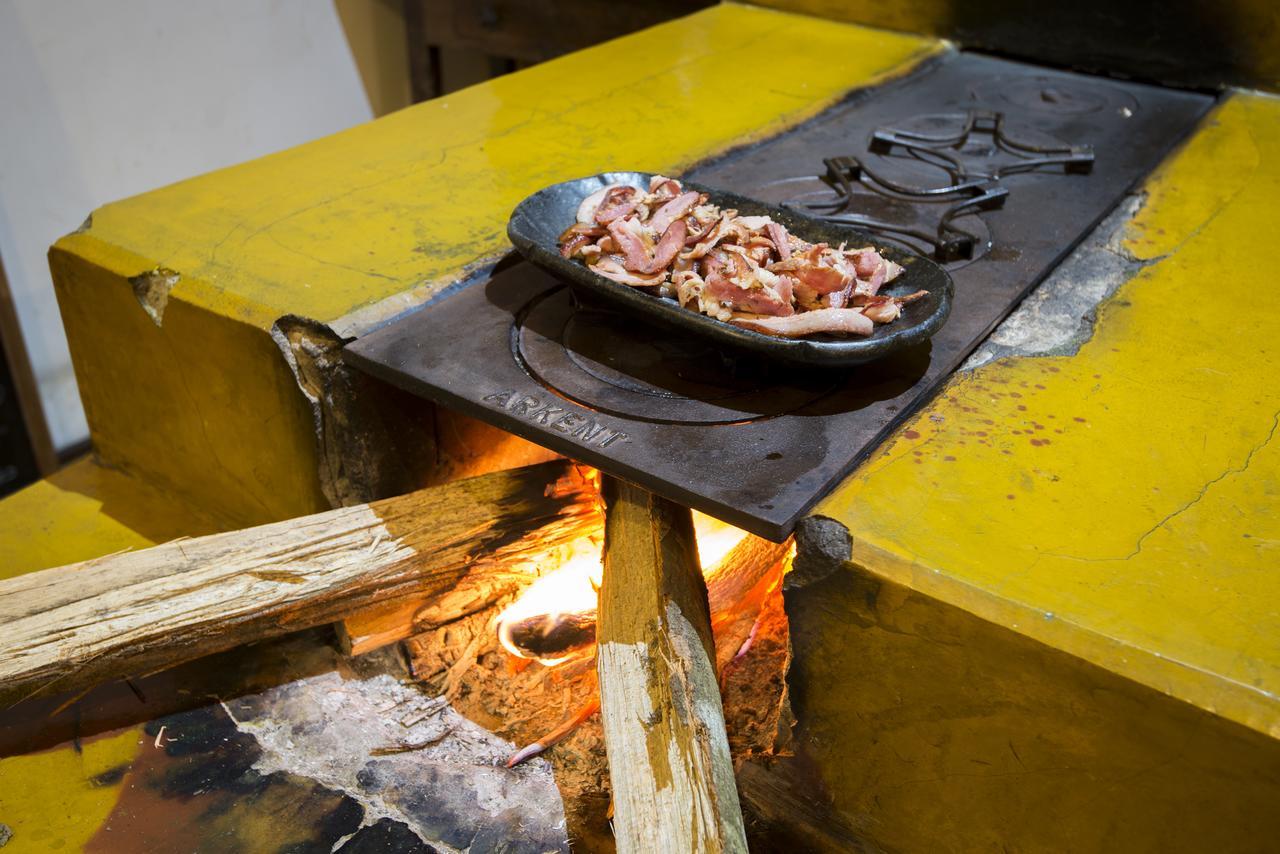 Hotel Solar Do Rosario Оро Прето Екстериор снимка Cooking with a wood stove